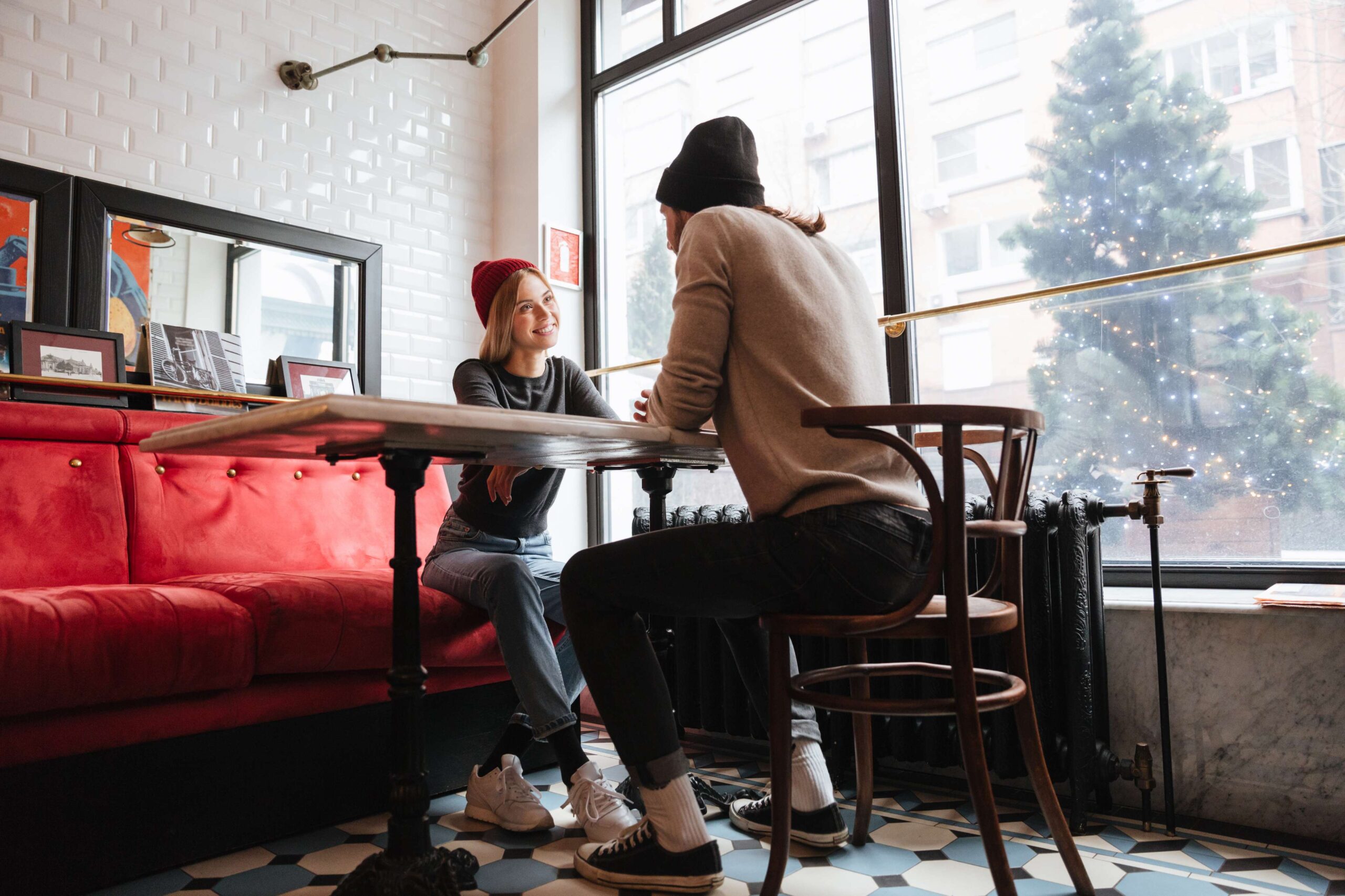 6 Restaurant Waiting Area Ideas That Improve the Experience