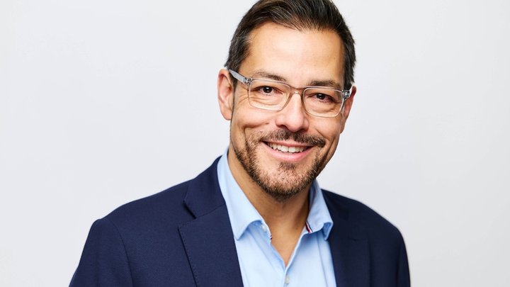 Dave’s Hot Chicken promotes Jim Bitticks to CEO