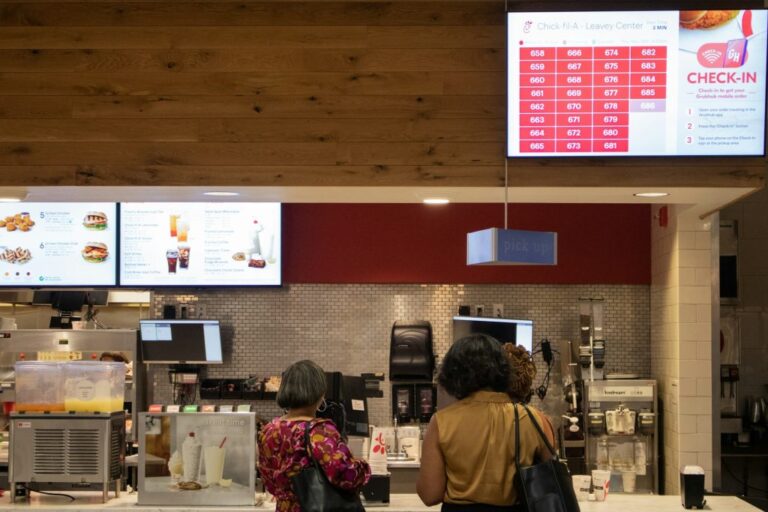 QSRs Moving Beyond the Tech vs. Human Debate | Modern Restaurant Management