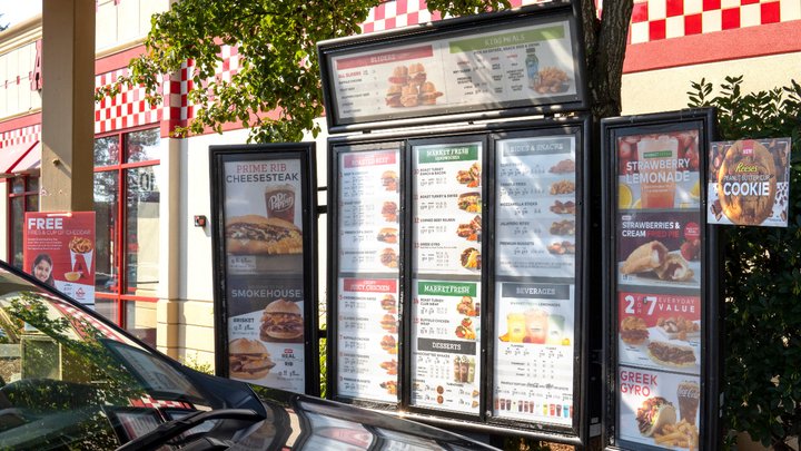 Whitepaper details how digital signage drives drive-thru success
