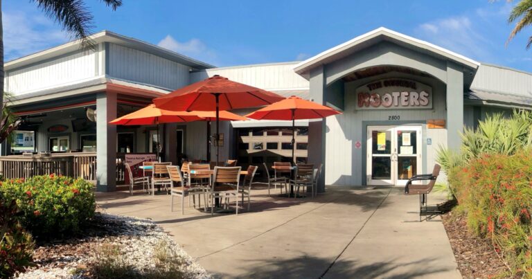 A smaller Hooters starts its comeback from bankruptcy