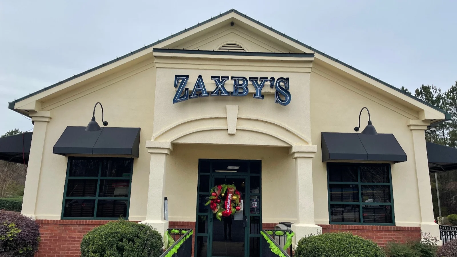 Zaxbys signs 2 franchise agreements to expand in Mississippi